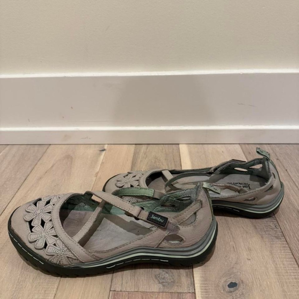 u Blossom Encore grey sandals, Size US 6 #summer #flats